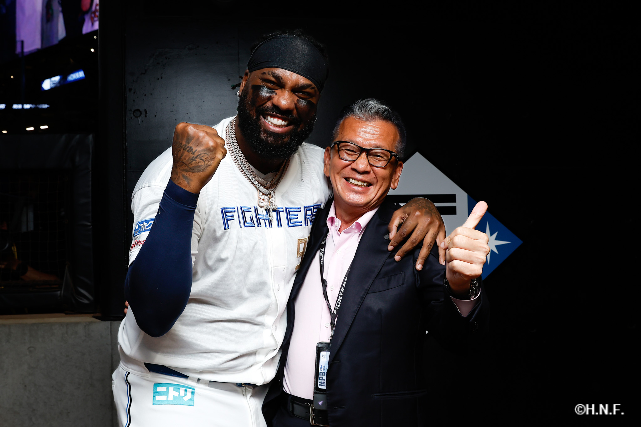 ヒーローのレイエス選手と小村球団社長