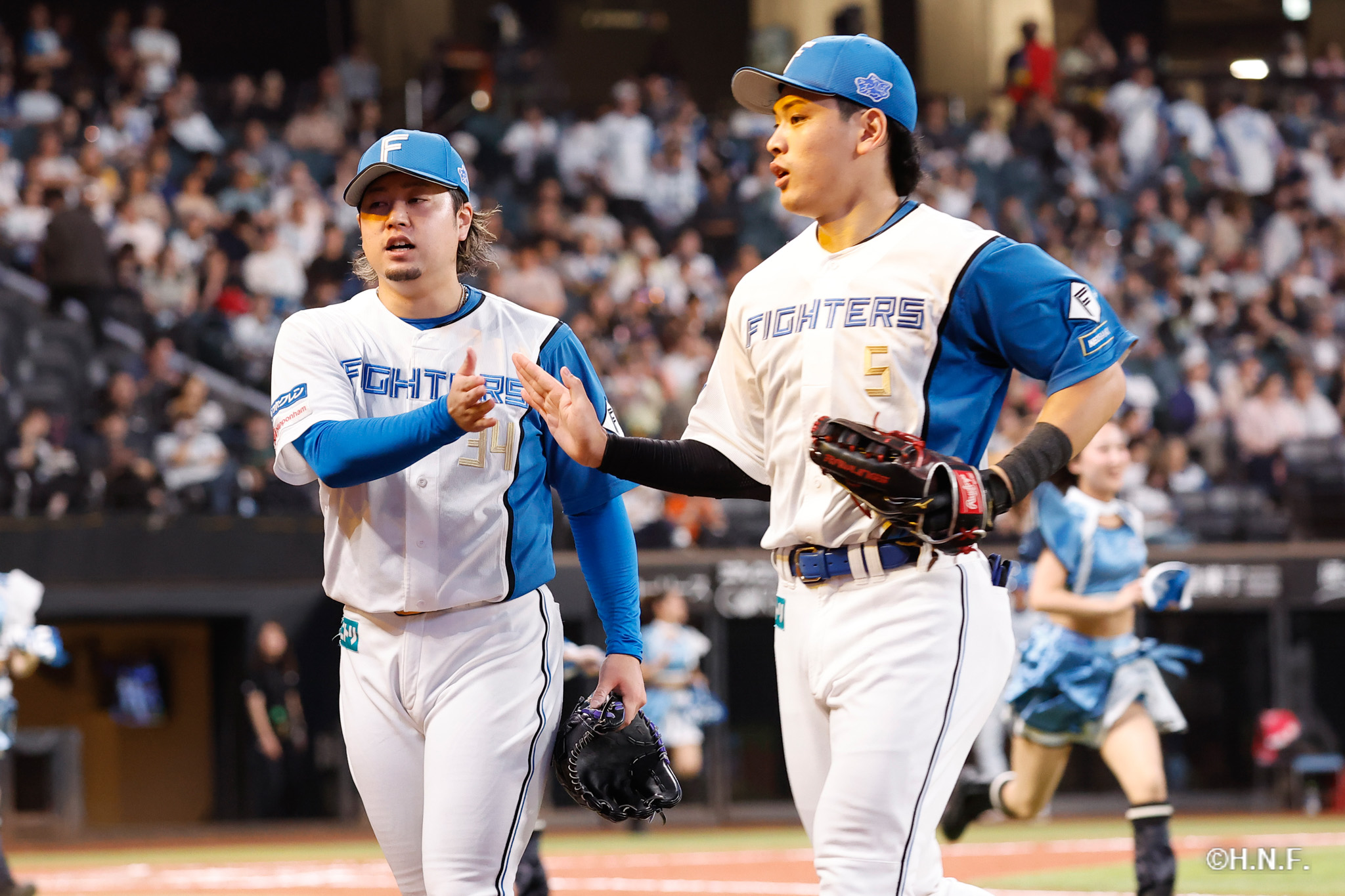 8回表、堀投手と野村選手