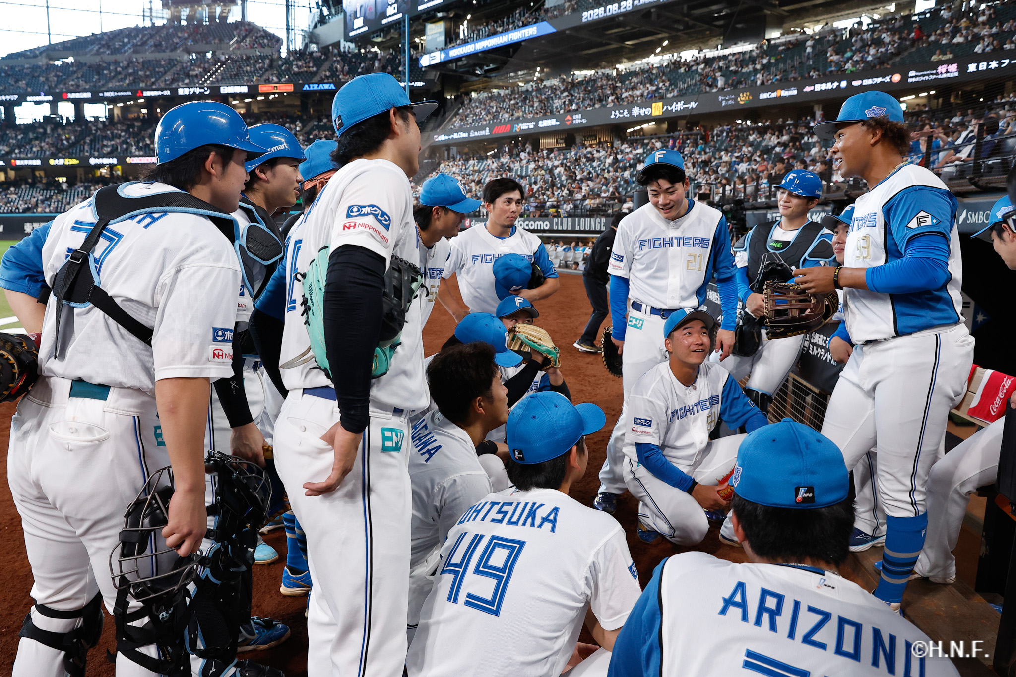 試合前、円陣を組む選手たち01