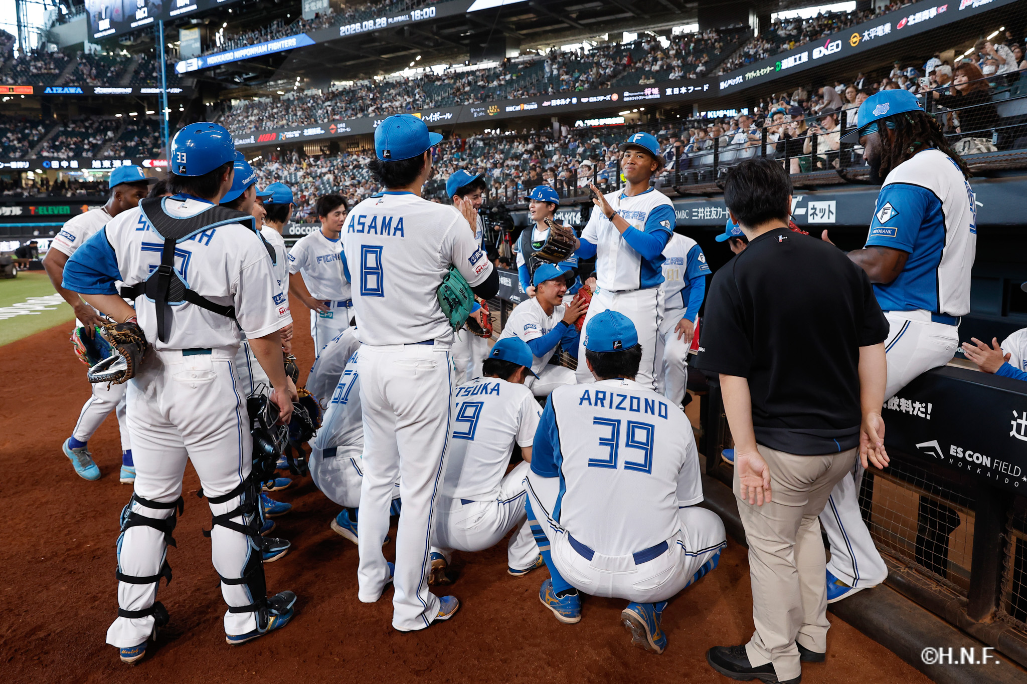 試合前、円陣を組む選手たち02