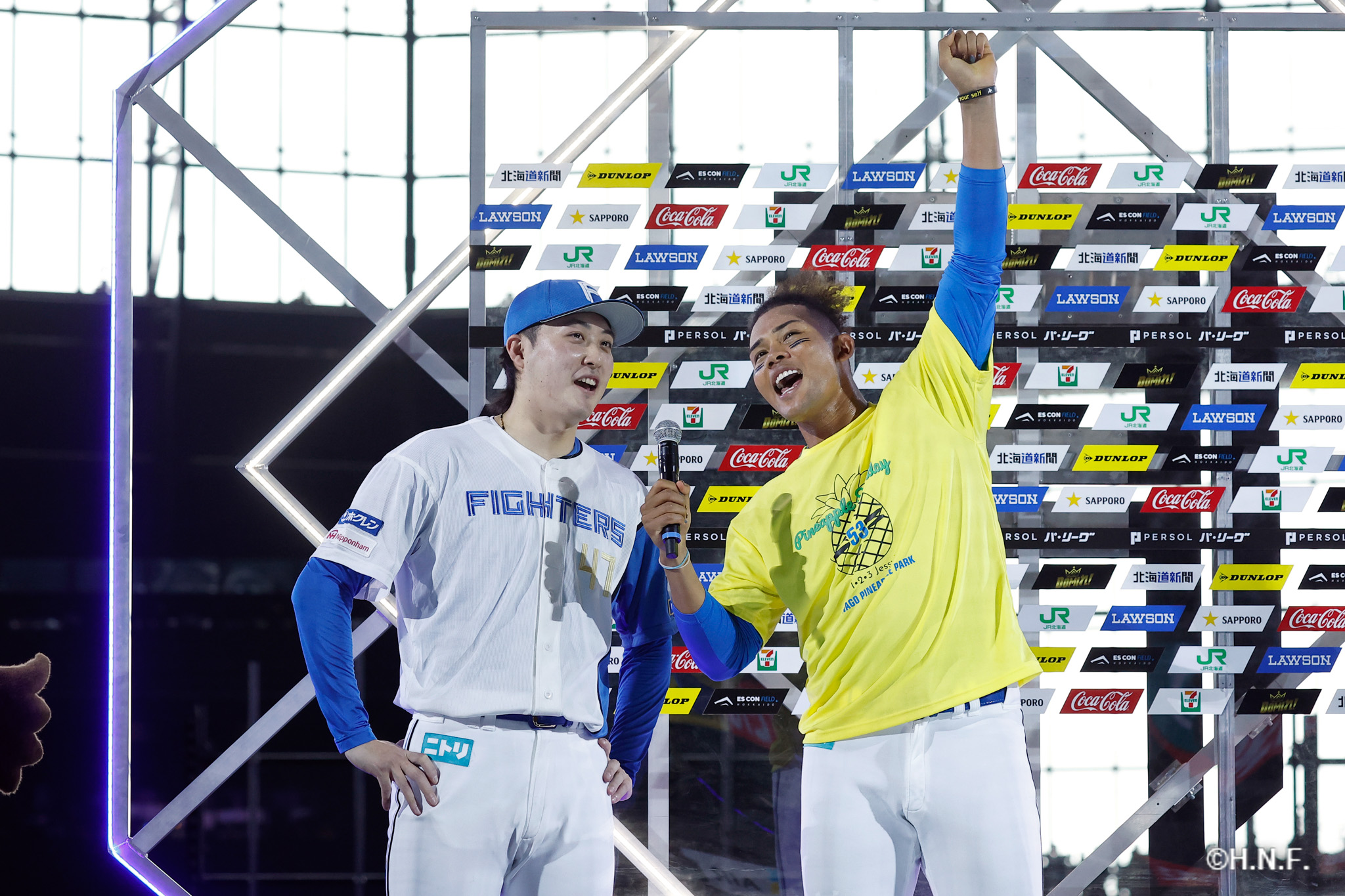 ヒーローの柳川投手と水谷選手01