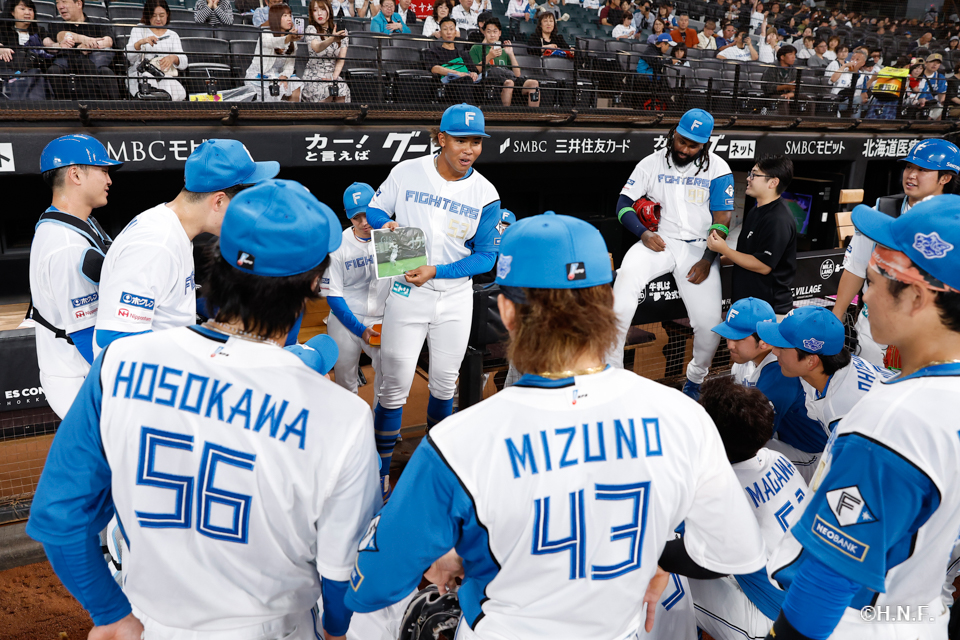 試合前、円陣を組む選手たち