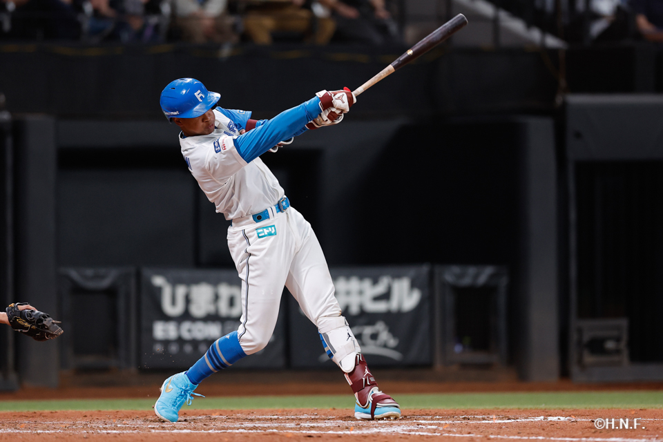 8回裏、万波選手01