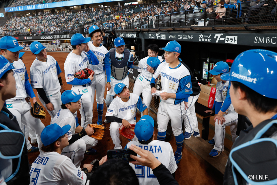 試合前、円陣を組む選手たち