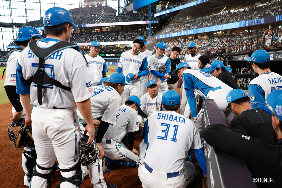 試合前、円陣を組む選手たち