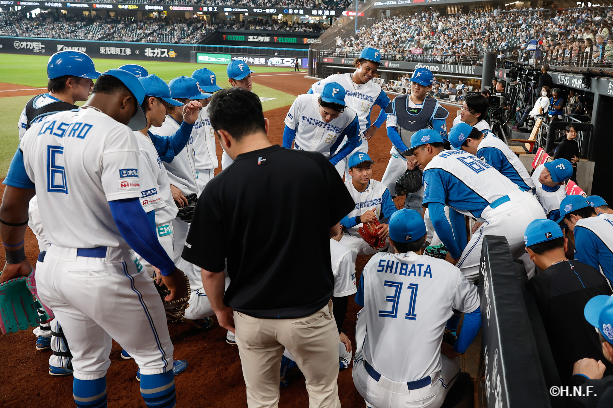 試合前、円陣を組む選手たち