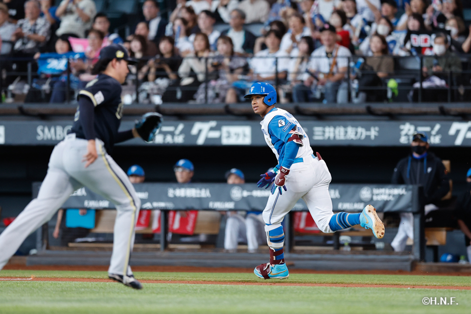 1回裏、万波選手02