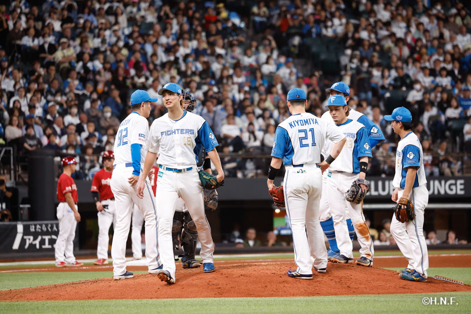 8回表、マウンドに集まる選手たち