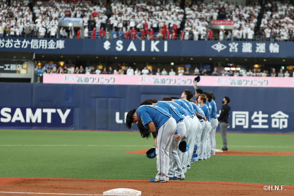 ファンの方へ挨拶をする選手たち01