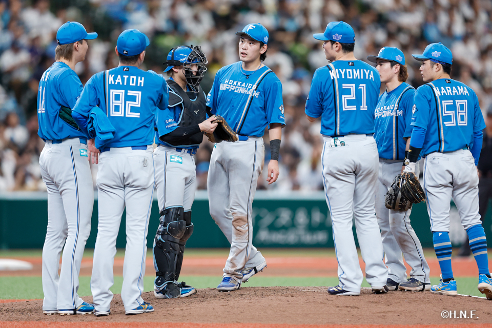 6回裏、マウンドに集まる選手たち