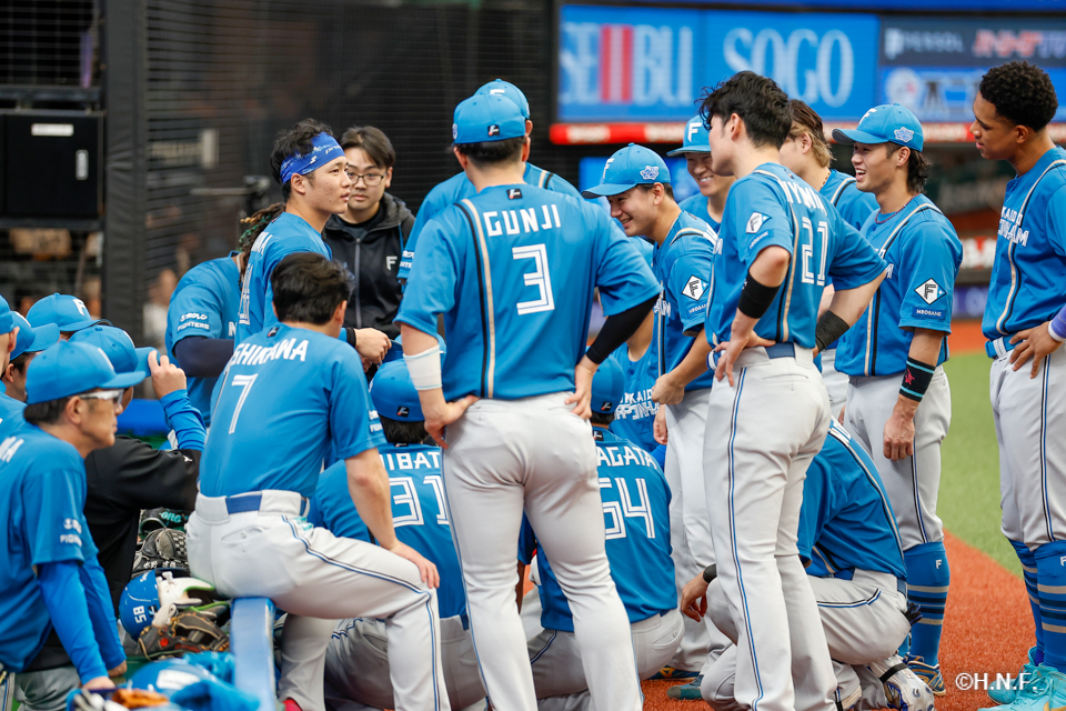試合前、円陣を組む選手たち