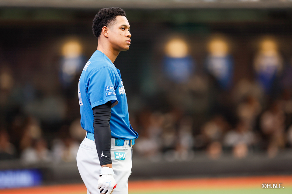 試合前、万波選手