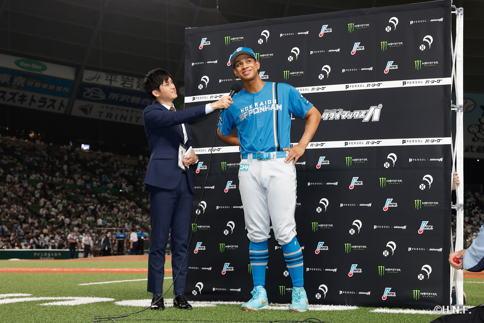 ヒーローの万波選手01