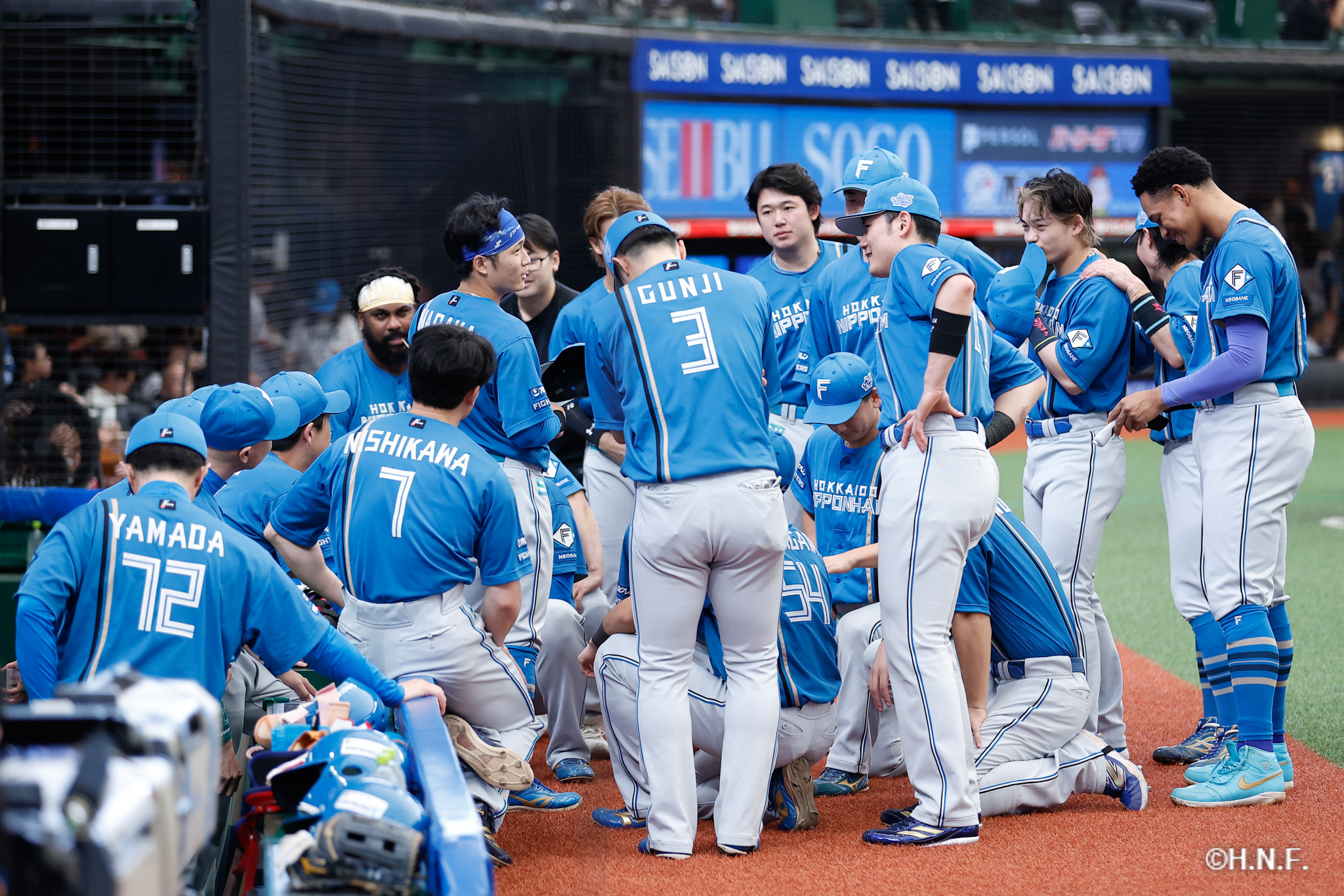 試合前、円陣を組む選手たち