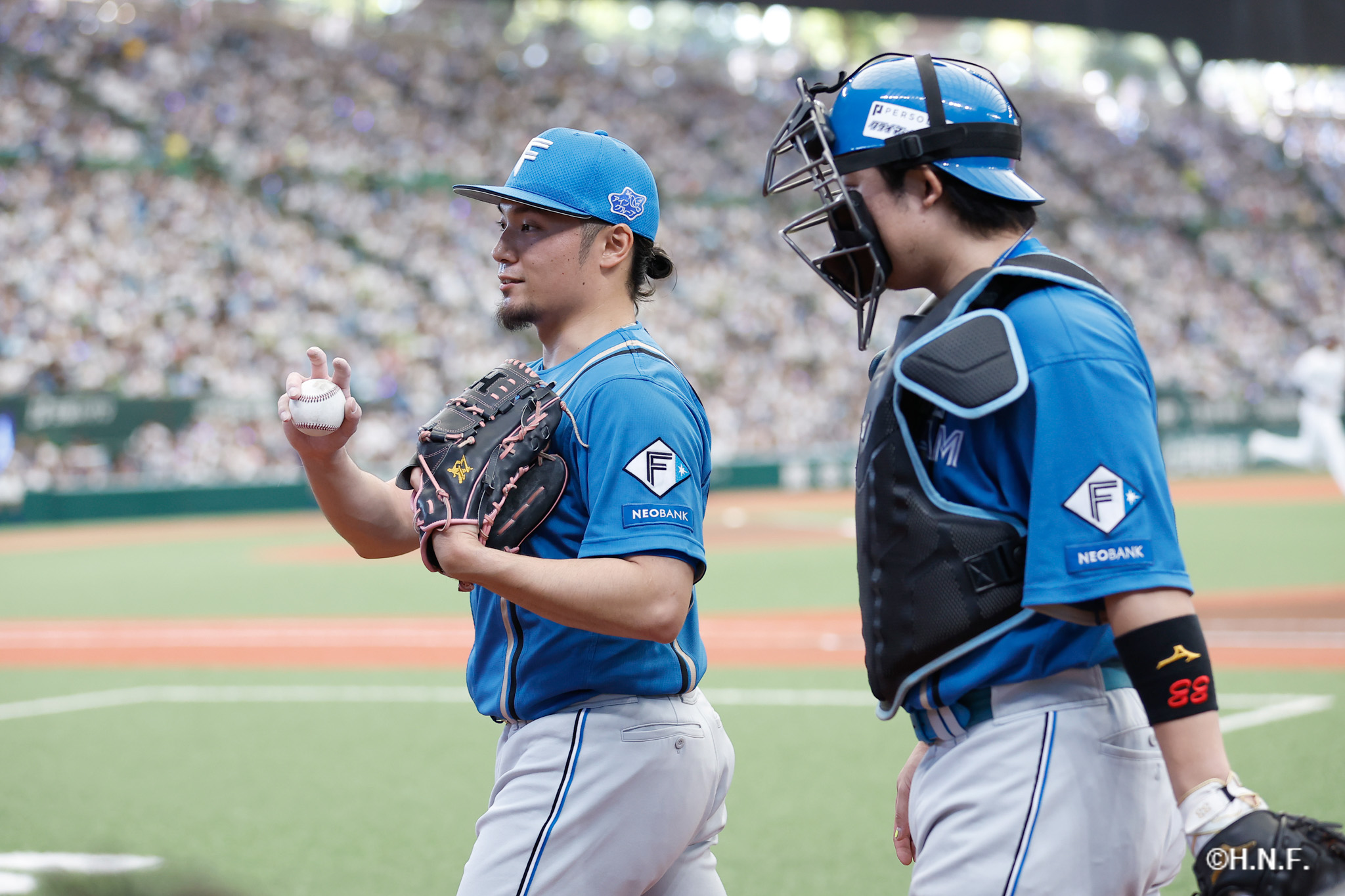 試合前、伊藤投手と進藤選手