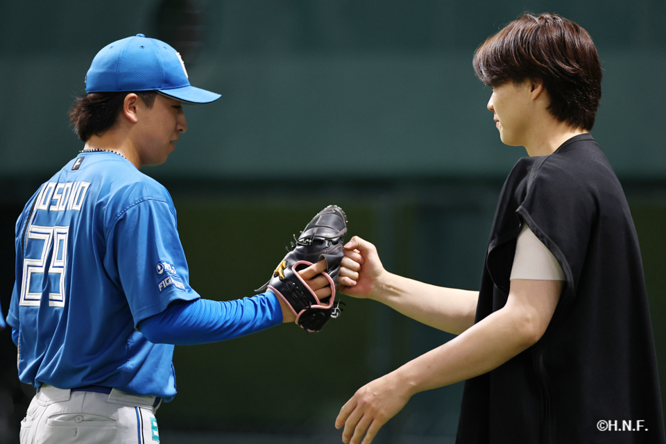 7回裏、細野投手と山崎福投手