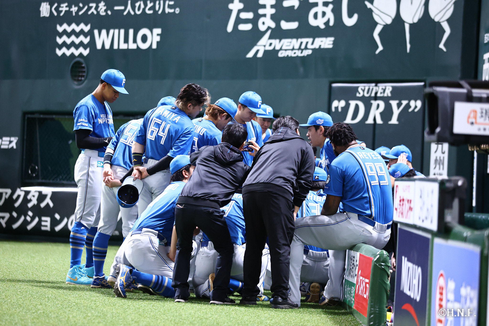 試合前、円陣を組む選手たち