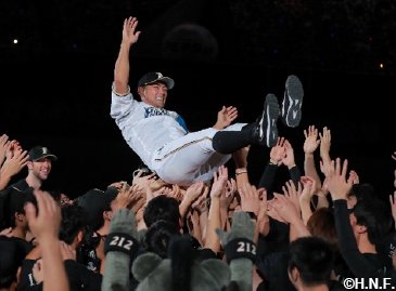 飯山裕志元日ハム選手入団記念ボール 飯山選手引退セレモニー 現役最後の試合でウイニングボールを
