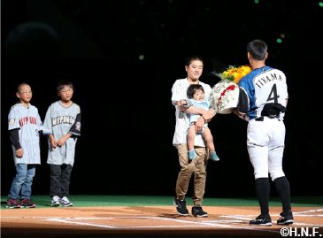 飯山裕志元日ハム選手入団記念ボール 飯山選手引退セレモニー 現役最後の試合でウイニングボールを