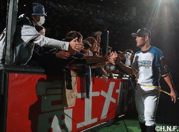 飯山裕志元日ハム選手入団記念ボール 飯山選手引退セレモニー 現役最後の試合でウイニングボールを