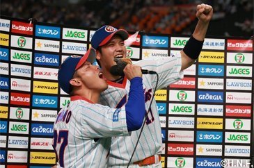 北海道日本ハム特命コーチの矢野謙次氏、レンジャーズのユニ姿