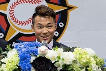 王柏融選手が札幌ドームで入団会見 | 北海道日本ハムファイターズ
