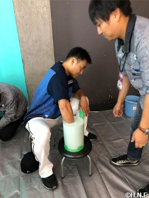 田中賢介選手引退記念グッズに直筆サイン入りのバットやグラブが 田中賢介選手引退記念グッズに直筆サイン入りのバットやグラブが