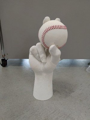 田中賢介選手引退記念グッズに直筆サイン入りのバットやグラブが 田中賢介選手引退記念グッズに直筆サイン入りのバットやグラブが