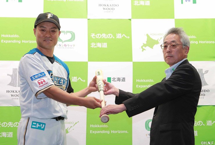 田中賢選手に北海道産ダケカンバ製バットを贈呈 | 北海道日本