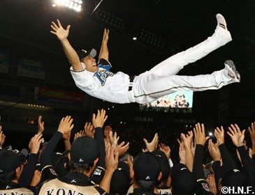 2012年メジャー挑戦を表明し、ナインから胴上げ