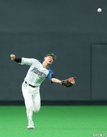 「かわいい～！」 西川選手が三井ゴールデン・グラブ賞を受賞 | 北海道日本ハム 記念グッズ