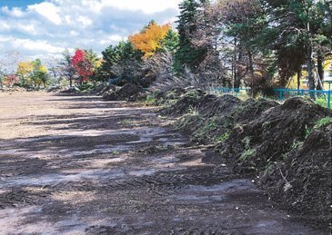 積み上げられた土