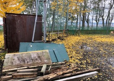 腐食し取り外されたバックネットの板