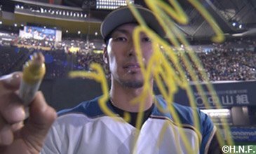 ヒーロー選手の直筆サイン入りレンズイメージ02