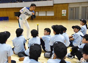 田中賢介スペシャルアドバイザーと立石アカデミーコーチが