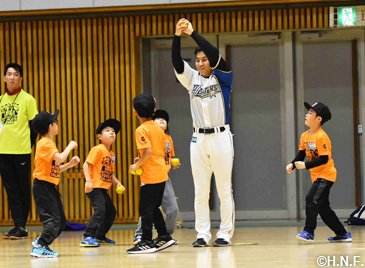 田中賢介スペシャルアドバイザーと立石アカデミーコーチが 田中賢介スペシャルアドバイザーと立石アカデミーコーチが