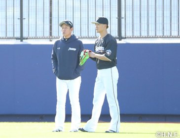 栗山監督と新キャプテンの西川選手