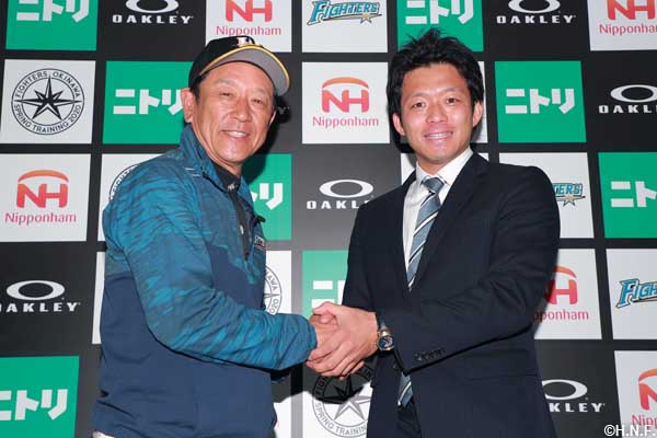 栗山監督と大引啓次特別研修コーチ