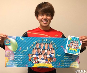 グッズを持つ清水選手