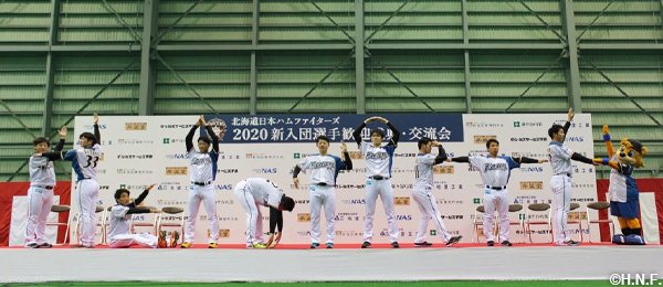 1/12　新入団選手歓迎式典での人文字「HEAD NORTH」