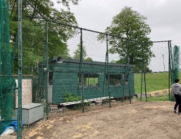 全面金網で修繕されたバックネット