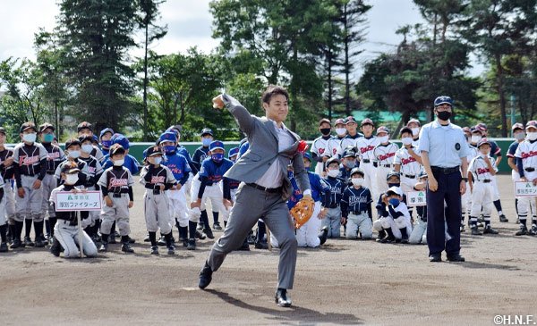 田中賢介スペシャルアドバイザーの始球式
