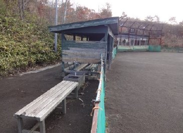 老朽化が目立つダッグアウト