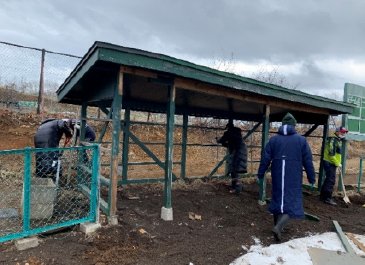 ダッグアウトの解体作業