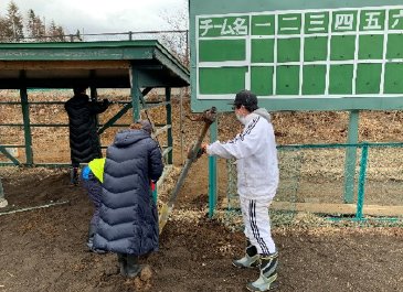 手作業で解体を進める