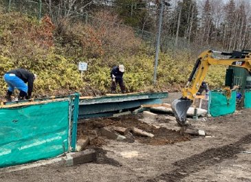 フェンスも一部撤去し重機で整地
