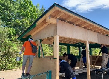 建て直したダッグアウトの塗装開始