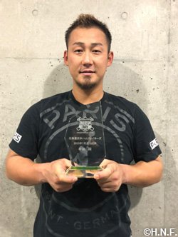 MEP受賞記念トロフィーを手にする中田選手