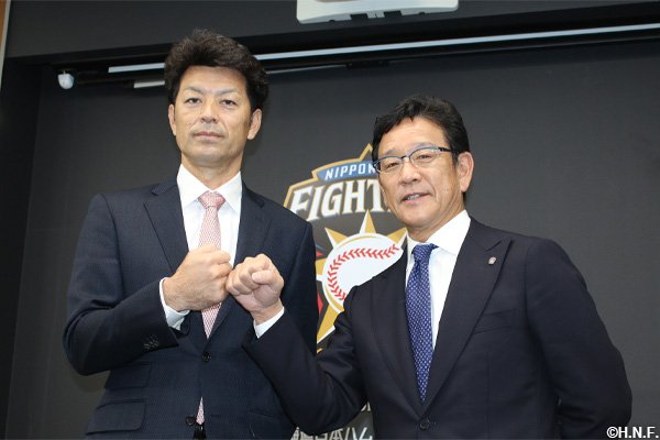 栗山監督と上田外野守備走塁コーチ
