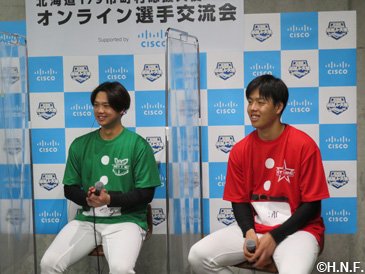 斜里町と交流する谷口選手と杉浦投手